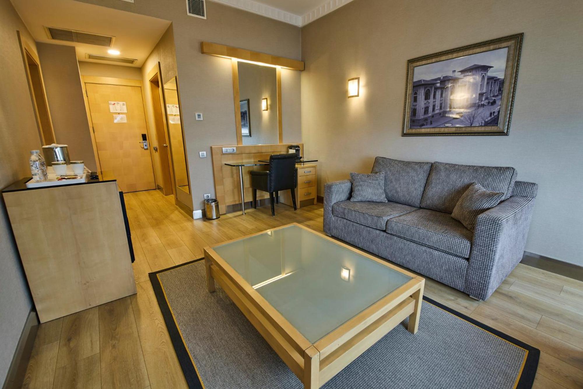 Metropolitan Hotel 5*
